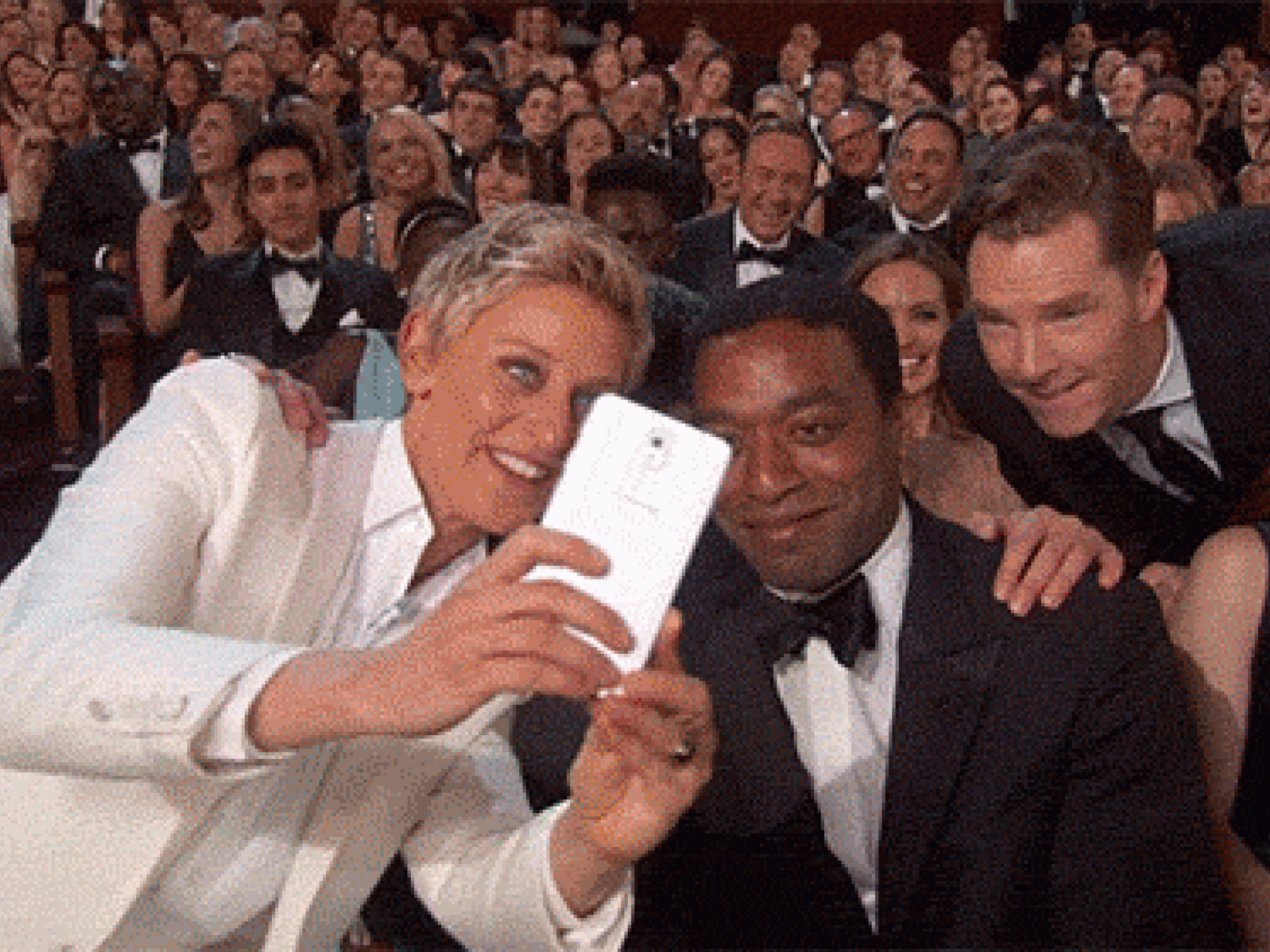 33c0fa20-a282-11e3-a16f-a394e4559bf0-oscars-benedict-cumberbatch-photobomb-1925276.gif 33c0fa20-a282-11e3-a16f-a394e4559bf0-oscars-benedict-cumberbatch-photobomb-1925276.gif