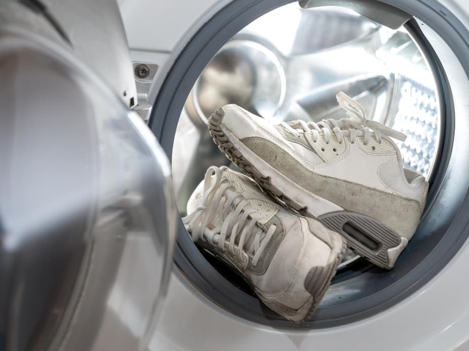 Turnschuhe waschen: So reinigst du Sneaker schonend
