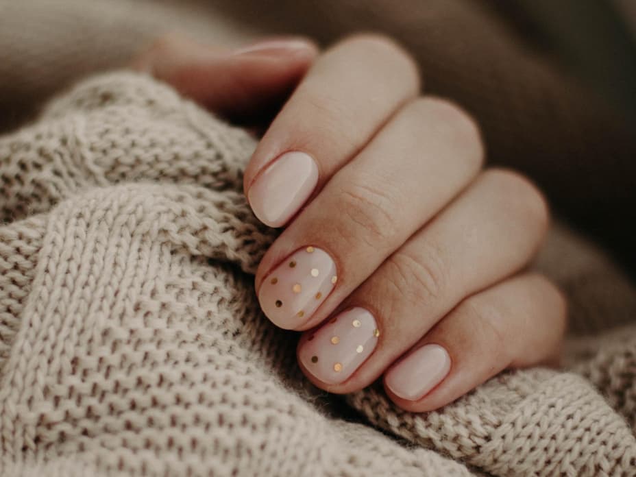 Nageltrend 2023 So tragen wir die "Minimal Monochrome Nails" auf unseren Fingernägeln