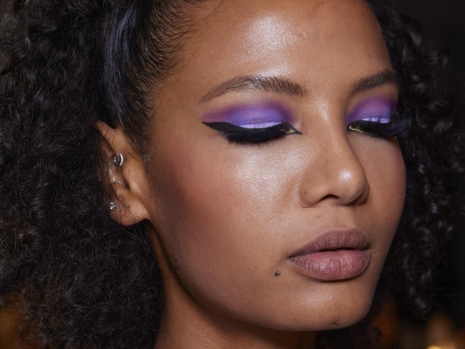 Perfekter Lidstrich dank TikTok So klappt der "Finger Liner"Trend