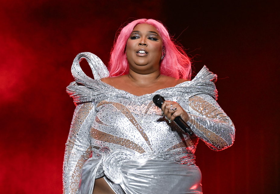 Wegen Belästigung und Diskriminierung: Jetzt darf Lizzo nicht mehr beim ...