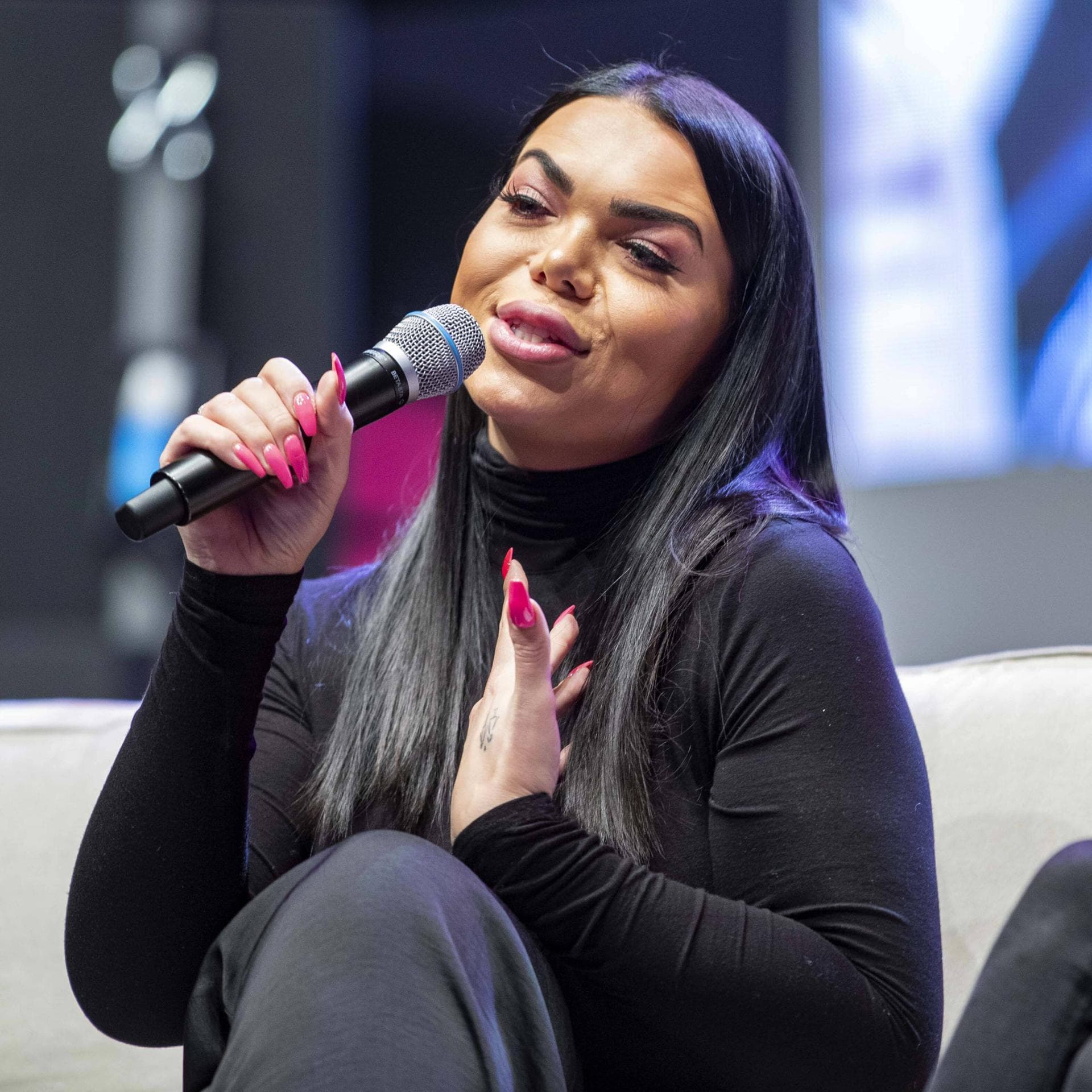 mademoiselle nicolette sie ist im korper eines mannes geboren