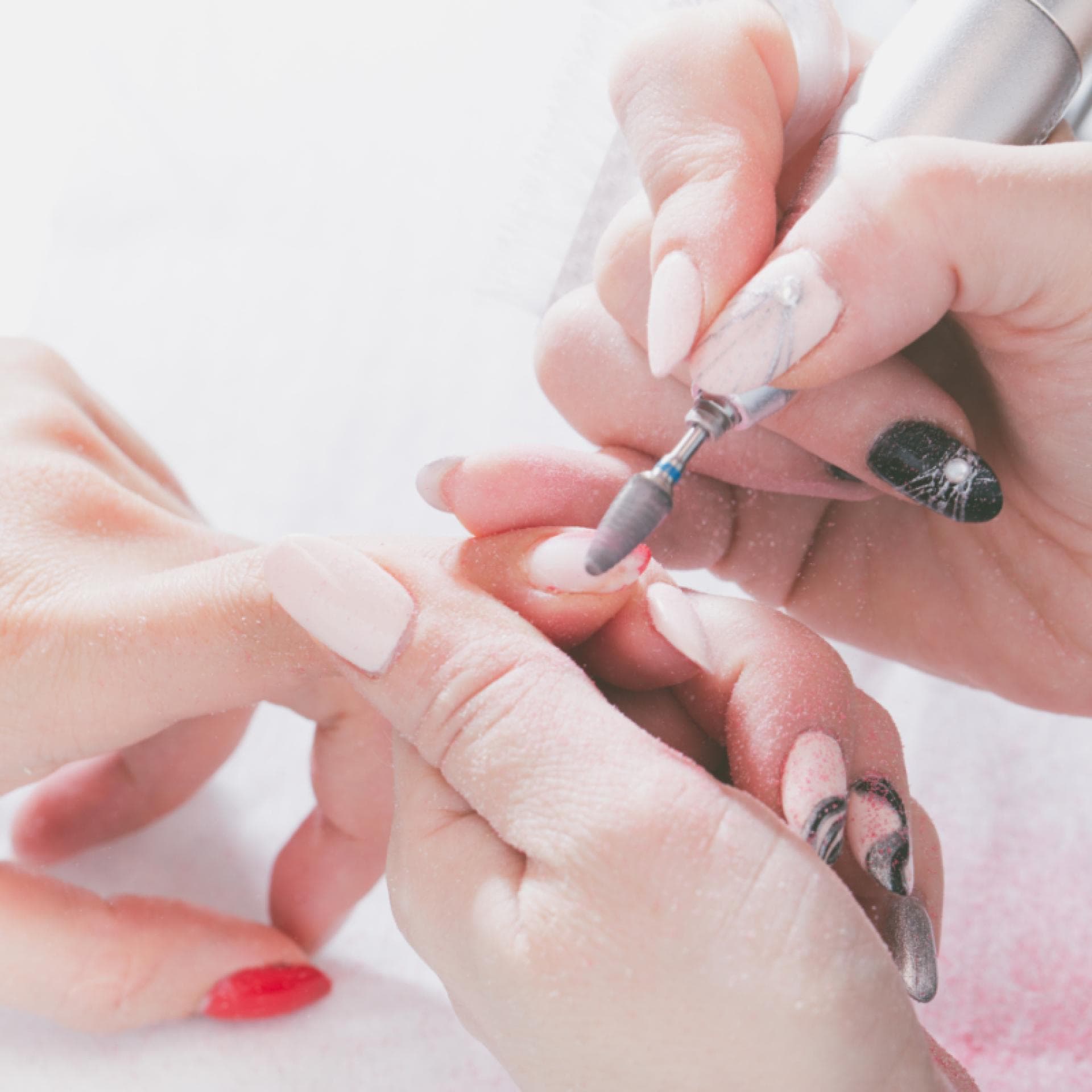 маникюр на деловую фотосессию. итоги года мастера маникюра. мастер маникюра в салоне. маникюр в 4 руки. мастер маникюра с опытом.