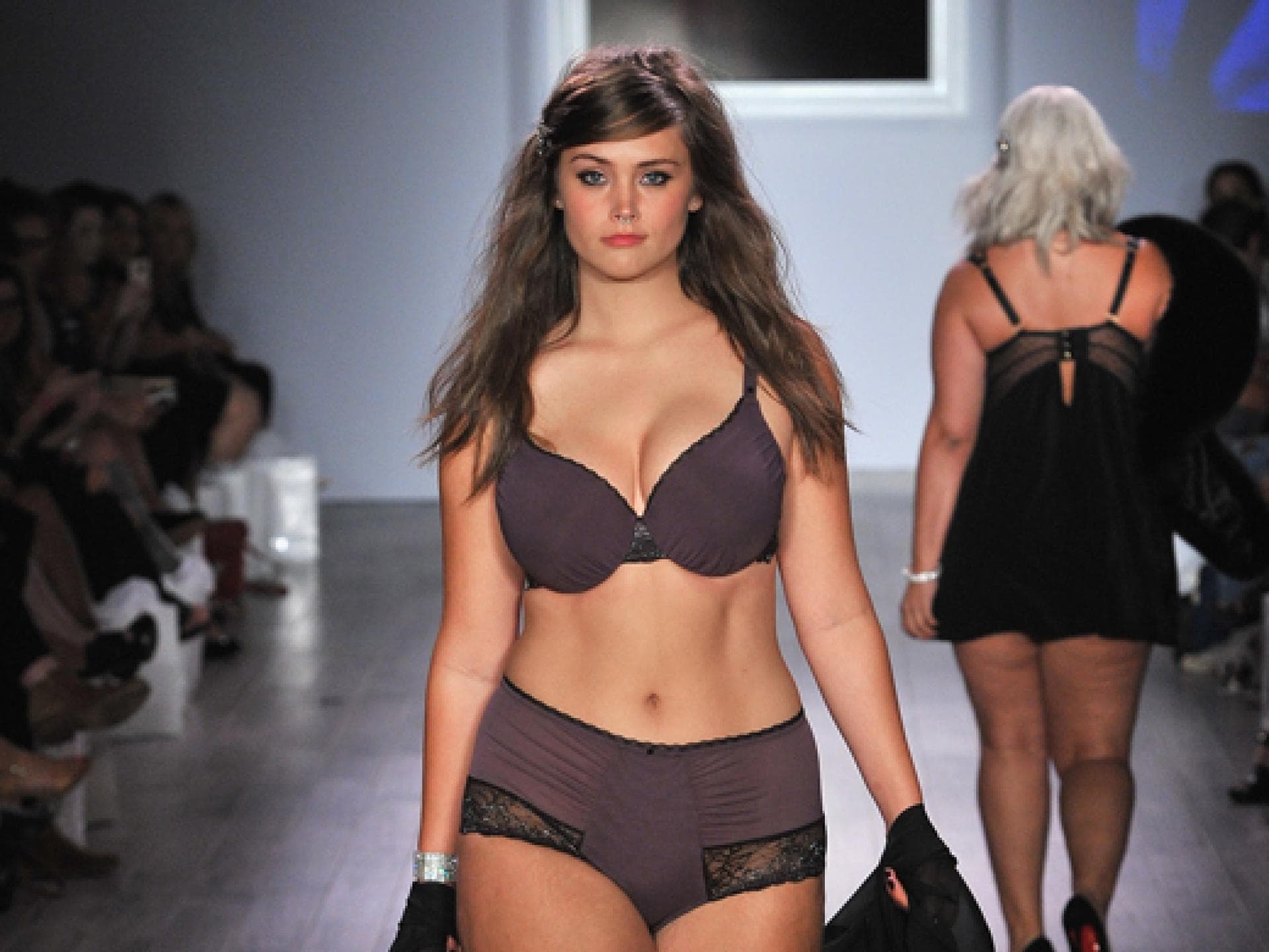 plus size model ashley graham zeigt ihre dessous linie auf der nyfw