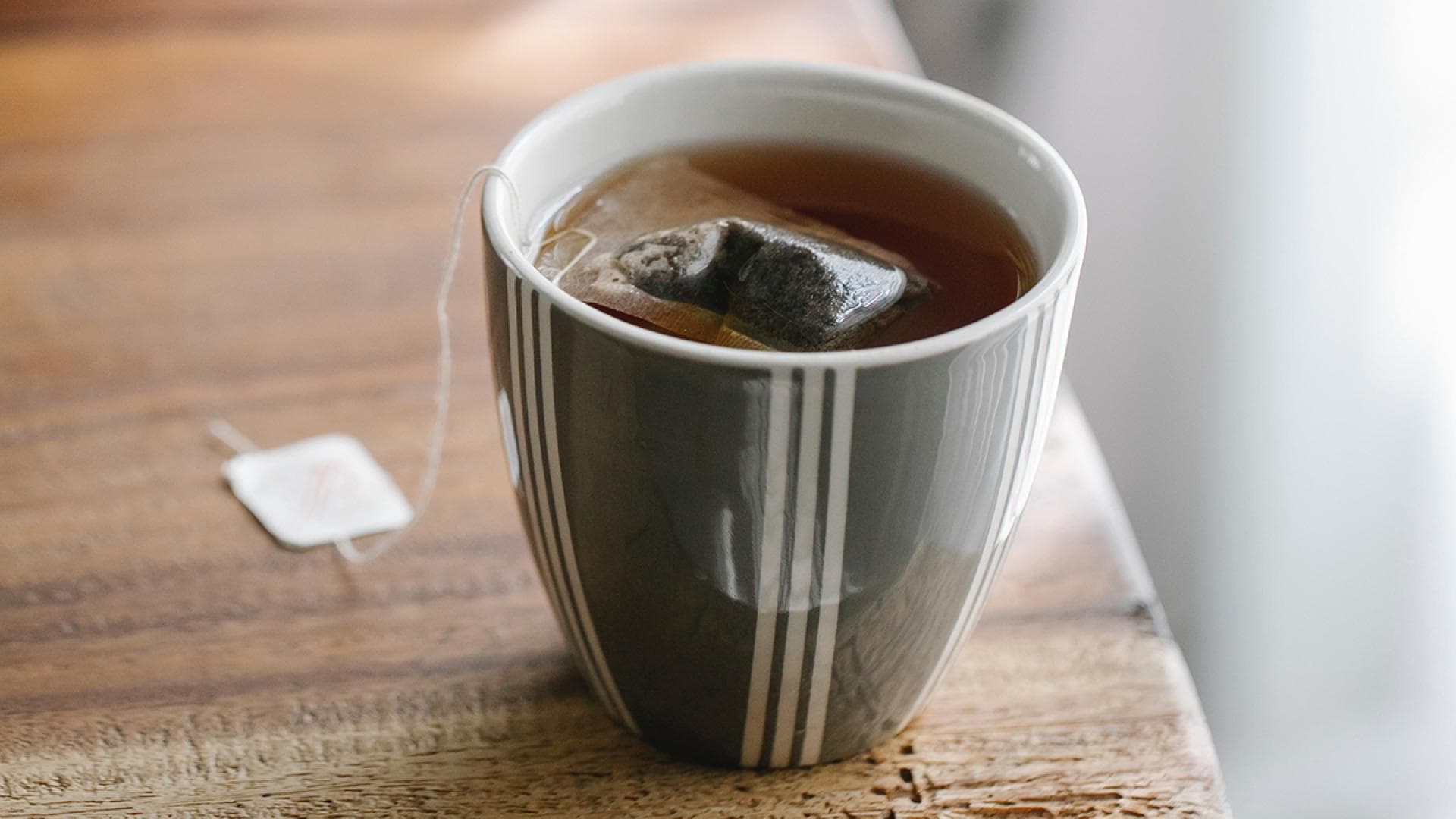 Das passiert mit deinem Tee, wenn du ihn zu lange ziehen lässt