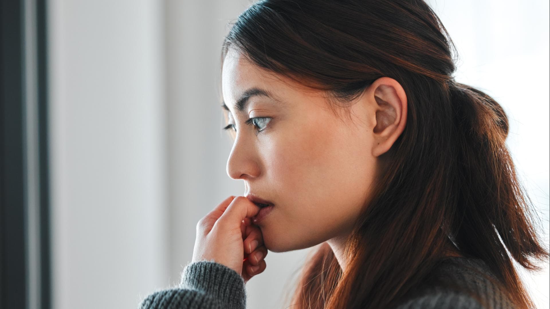 Nägel kauen: Ursachen und was dagegen hilft