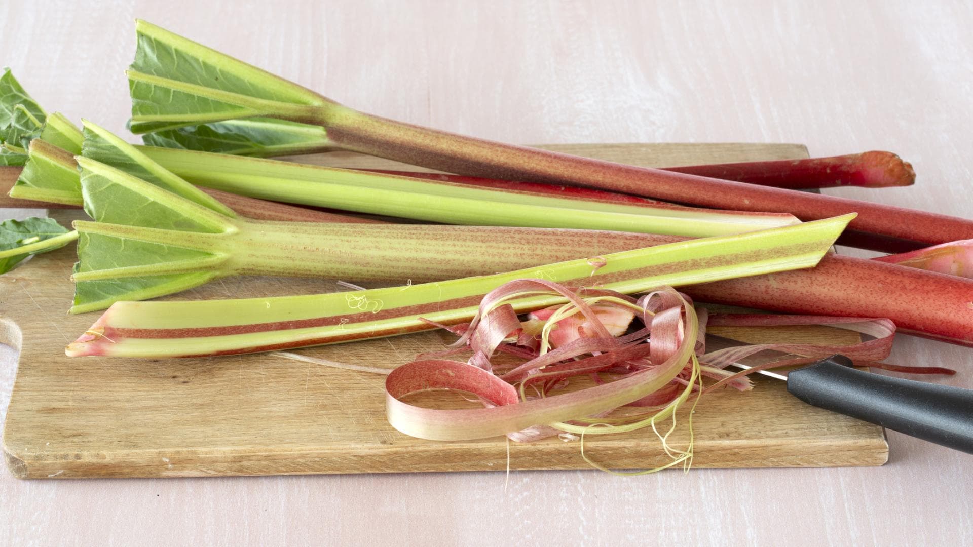 Rhabarber schälen: Mit dieser Anleitung bereitest du das rötliche ...