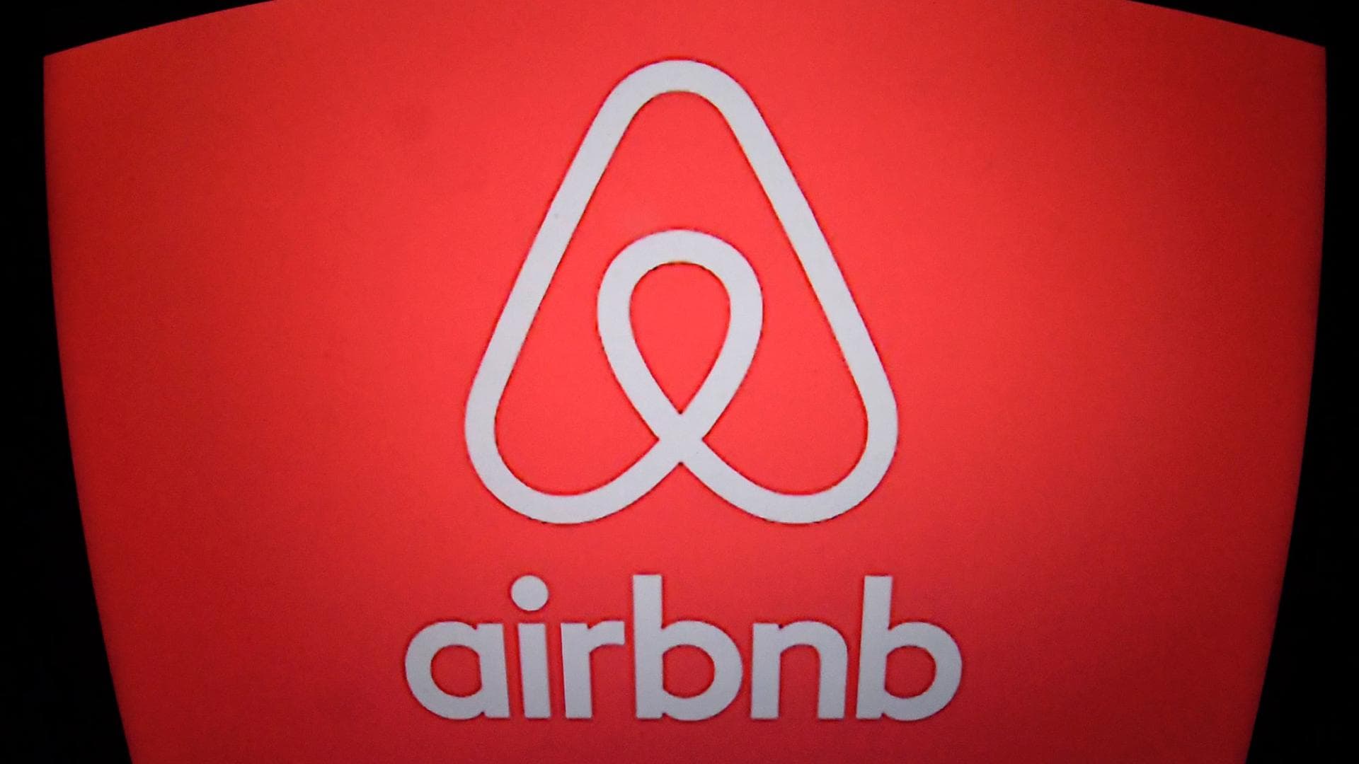 Airbnb Skandal Vermieter Stosst Frau Die Treppe Hinunter