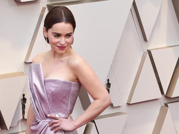 Emilia Clarke oben ohne!