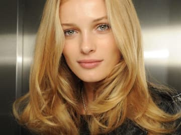 Model Frisur Mittelscheitel Und Stufen