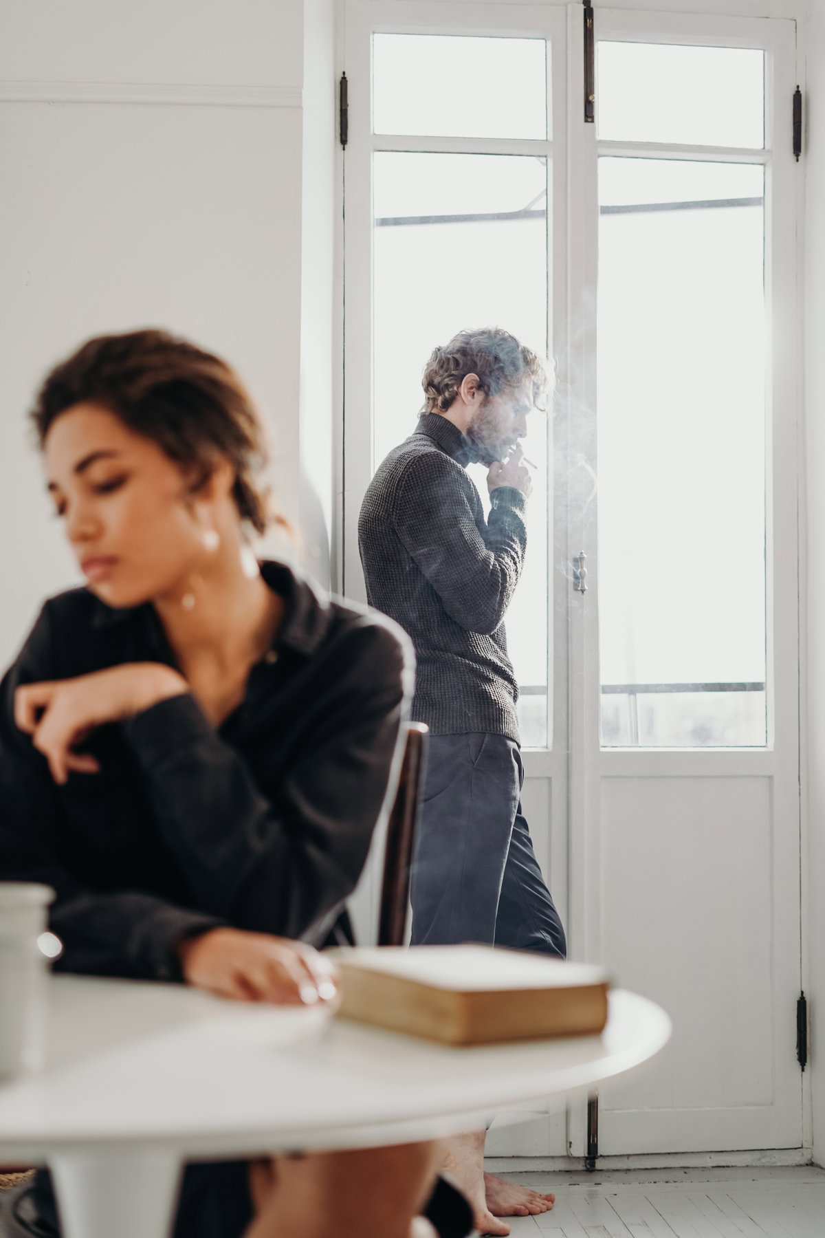Was genau gilt als emotionaler Betrug? Beziehungsexpertinnen erklären - Vimarsana News